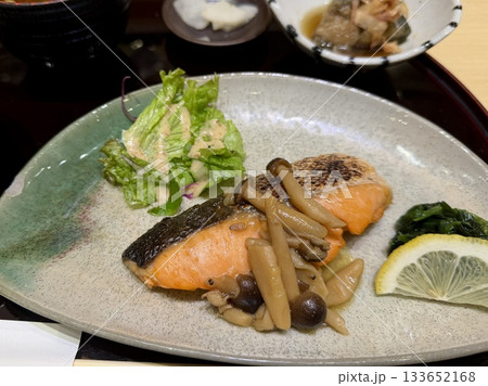 キノコが乗った銀鮭の塩焼き 133652168