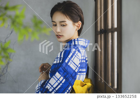 浴衣の窓辺の女性  133652258