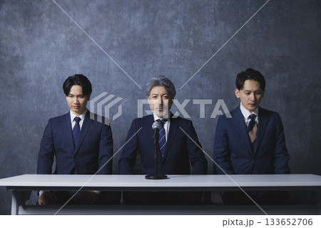並ぶビジネスマン 並ぶビジネスマン 133652706