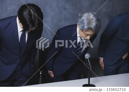 並ぶビジネスマン 133652710