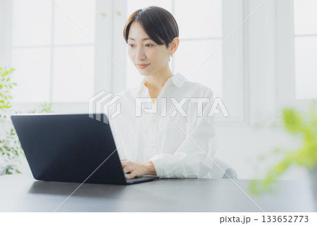 パソコンで作業をするミドル女性 パソコンで作業をするミドル女性 133652773