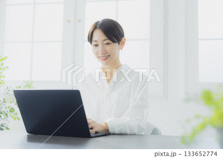 パソコンで作業をするミドル女性 133652774