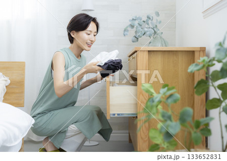 タンスに衣類をしまう女性 133652831