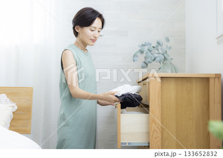 タンスに衣類をしまう女性 タンスに衣類をしまう女性 133652832