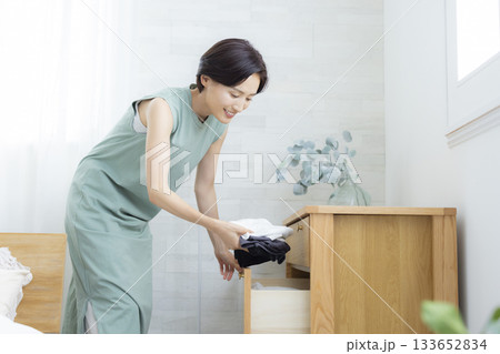 タンスに衣類をしまう女性 タンスに衣類をしまう女性 133652834