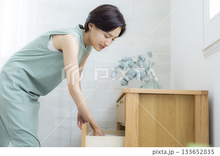 タンスに衣類をしまう女性 タンスに衣類をしまう女性 133652835