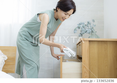 タンスに衣類をしまう女性 タンスに衣類をしまう女性 133652836