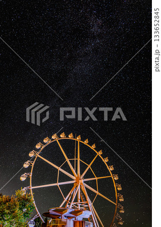 満天の星に浮かぶ観覧車 ― 深山峠アートパークの夜景 133652845