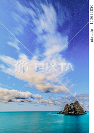 星空と積丹ブルーに浮かぶ窓岩（北海道・積丹半島） 133652850