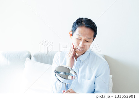 鏡を見る中高年男性 鏡を見る中高年男性 133652901