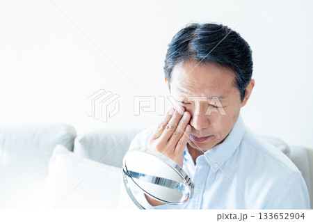 鏡を見る中高年男性 鏡を見る中高年男性 133652904