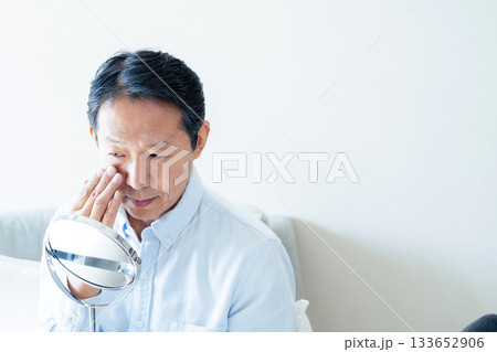 鏡を見る中高年男性 鏡を見る中高年男性 133652906