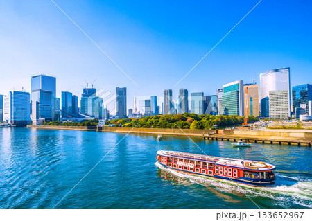 日本の東京都市景観新風景。浜松町や水上バス「竜馬」、東京タワー、麻布台、汐留、撤去工事などを望む 133652967