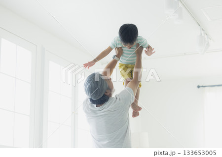 孫を抱っこする元気な祖父 孫を抱っこする元気な祖父 133653005