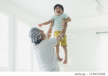 孫を抱っこする元気な祖父 133653006