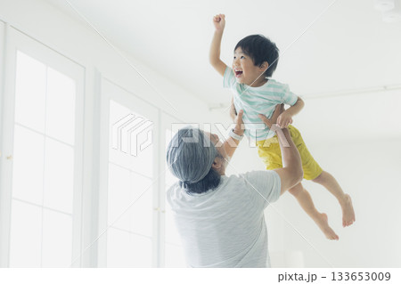 孫を抱っこする元気な祖父 133653009