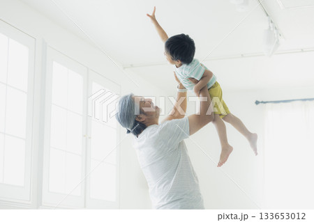 孫を抱っこする元気な祖父 133653012