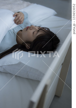ベッドで横になる女性 ベッドで横になる女性 133653052