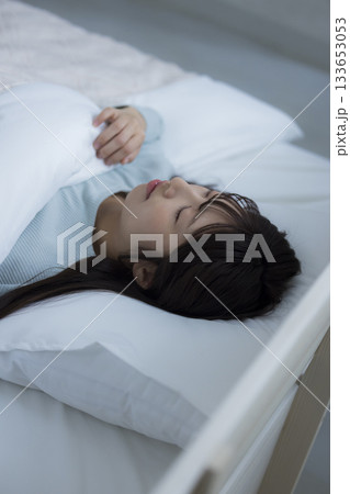 ベッドで横になる女性 ベッドで横になる女性 133653053