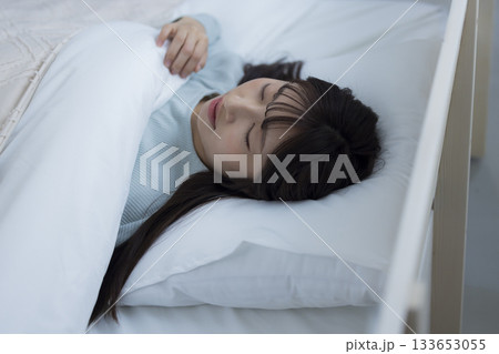 ベッドで横になる女性 ベッドで横になる女性 133653055