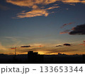 夏の大阪の日の出前（あかね雲と梅田ビル街の夜明け） 133653344