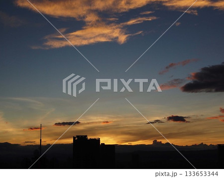 夏の大阪の日の出前（あかね雲と梅田ビル街の夜明け） 133653344