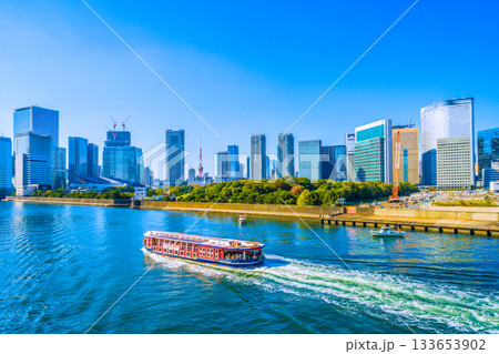 日本の東京都市景観新風景。浜松町や水上バス「竜馬」、東京タワー、麻布台、汐留、撤去工事などを望む 133653902