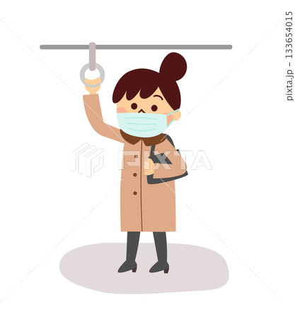 マスクをして吊革につかまる女性 133654015