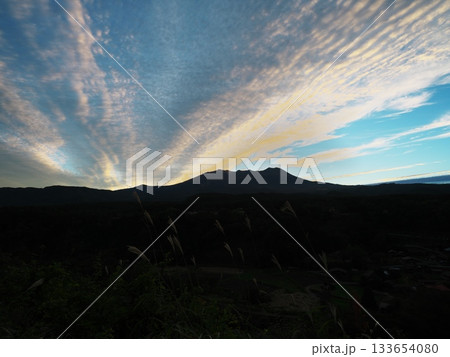 夕焼けに染まった雲の御岳山を柳又ビューポイントから臨む 夕焼けに染まった雲の御岳山を柳又ビューポイントから臨む 133654080
