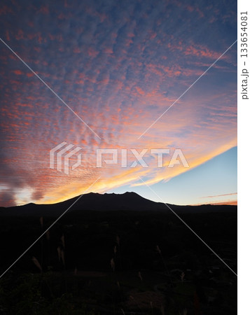 夕焼けに染まった雲の御岳山を柳又ビューポイントから臨む 夕焼けに染まった雲の御岳山を柳又ビューポイントから臨む 133654081