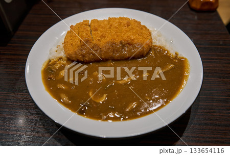 カツカレーの盛り付け 133654116