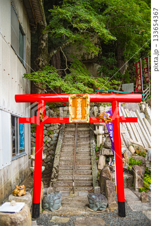 広島・廿日市・帯掛け明神と重なり岩 広島・廿日市・帯掛け明神と重なり岩 133654367