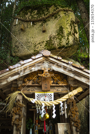 広島・廿日市・帯掛け明神と重なり岩 133654370