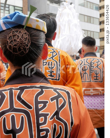 「下谷神社大祭」オレンジ色のはっぴ　（東京都） 133654426