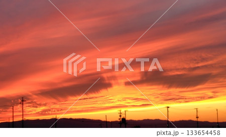 夕焼けに染まる空 133654458