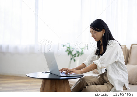 パソコンで作業をする若い女性 133654655