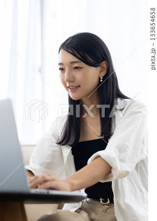 パソコンで作業をする若い女性 パソコンで作業をする若い女性 133654658