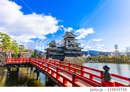 国宝　松本城　秋景 133654730