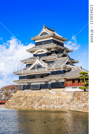 国宝　松本城　秋景 133654823
