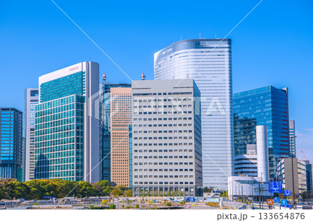 日本の東京都市景観 汐留のビル群や旧築地市場(6)仮設搬出入路及び荷揚げ桟橋上部工撤去工事などを望む 日本の東京都市景観 汐留のビル群や旧築地市場(6)仮設搬出入路及び荷揚げ桟橋上部工撤去工事などを望む 133654876