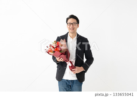 花束を持っている男性 133655041
