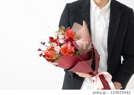 花束を持っている男性 133655042