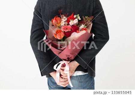 花束を持っている男性 花束を持っている男性 133655045