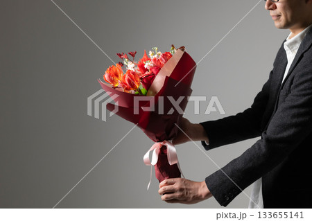 花束を持つ男性 花束を持つ男性 133655141
