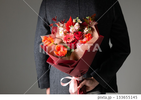 花束を持つ男性 133655145