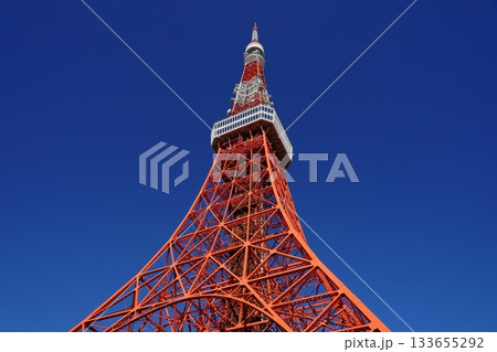 下から見上げた昼の東京タワーと青空 11月港区2286昼の東京タワー下 下から見上げた昼の東京タワーと青空 11月港区2286昼の東京タワー下 133655292