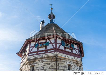 ムノート要塞の塔の屋根と木造構造の建築詳細。スイス、シャフハウゼン ムノート要塞の塔の屋根と木造構造の建築詳細。スイス、シャフハウゼン 133655363