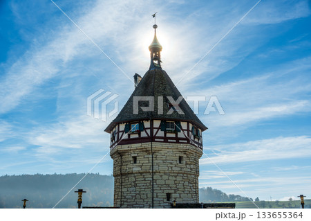 ムノート要塞の塔の屋根と木造構造の建築詳細。スイス、シャフハウゼン 133655364