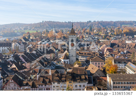 聖ヨハネ教会と霧のある秋のシャフハウゼン旧市街の全景。スイス、シャフハウゼン 聖ヨハネ教会と霧のある秋のシャフハウゼン旧市街の全景。スイス、シャフハウゼン 133655367