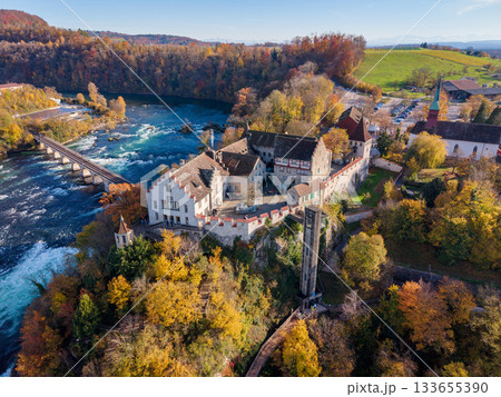 秋のシャフハウゼンのラインの滝とラウフェン城の空撮全景。スイス、シャフハウゼン州ノイハウゼン 秋のシャフハウゼンのラインの滝とラウフェン城の空撮全景。スイス、シャフハウゼン州ノイハウゼン 133655390